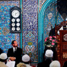 26. juli: Kronprins Haakon og utenriksminister Jonas Gahr Støre lytter til imam Najeeb Naz under en minnestund for de omkomne i moskeen i Åkerbergveien (Foto: Erlend Aas / Scanpix)